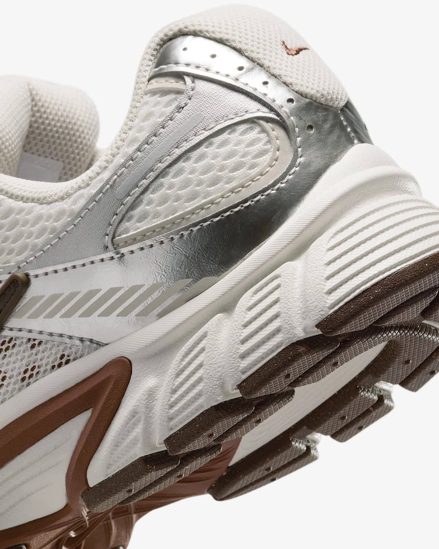 Nike V5 RNR, a Soft and Comfortable Mesh Fabric Running Shoe with Excellent Grip Durability and Breathability HQ7901-102