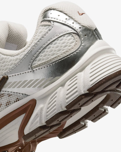 Nike V5 RNR, a Soft and Comfortable Mesh Fabric Running Shoe with Excellent Grip Durability and Breathability HQ7901-102