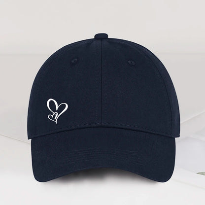 Minimalistická kšiltovka s potiskem dvou srdcí pro ženy i muže, měkká, nastavitelná, ve stylu „dad hat“, ležérní, s motivem lásky, sluneční čepice